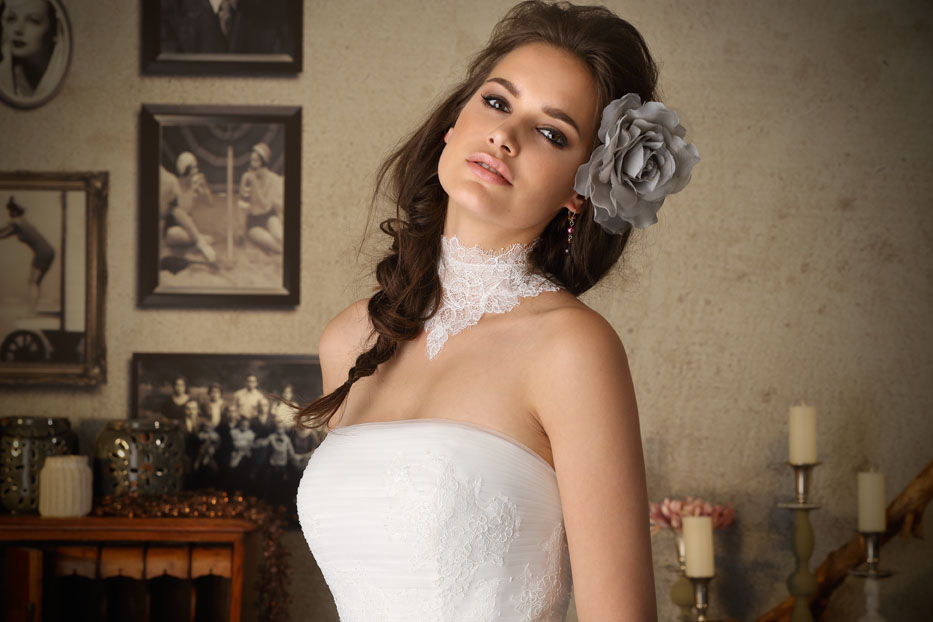 Elegantes Brautkleid mit Neckholder