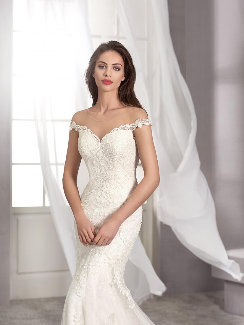 Brautkleid Fara Sposa Organza mit schönen Applikationen be Alexa Brautmoden